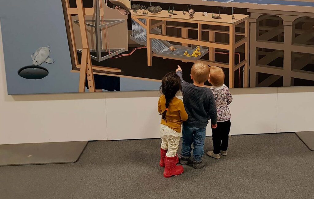 Børn ser kunst ved Nørhalne Viser Kunst